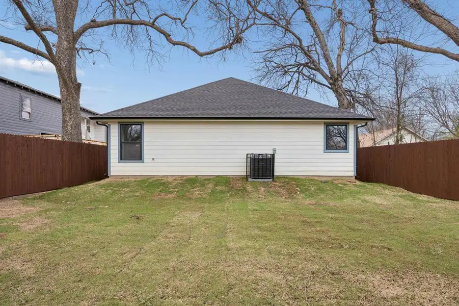 Exterior details and patio area of a home in , Dallas (Image 4).