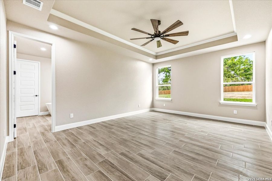 Spacious, unfurnished interior of a new home in , La Vernia (Image 20).