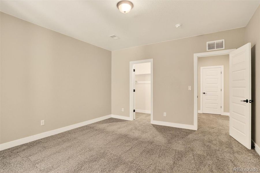 Basement bedroom with walk-in closet and egress windon Basement bedroom with walk-in closet and egress windon