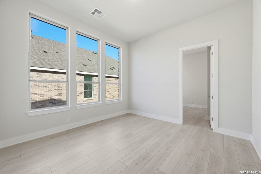 Spacious, unfurnished interior of a new home in Weston Oaks, San Antonio (Image 14).
