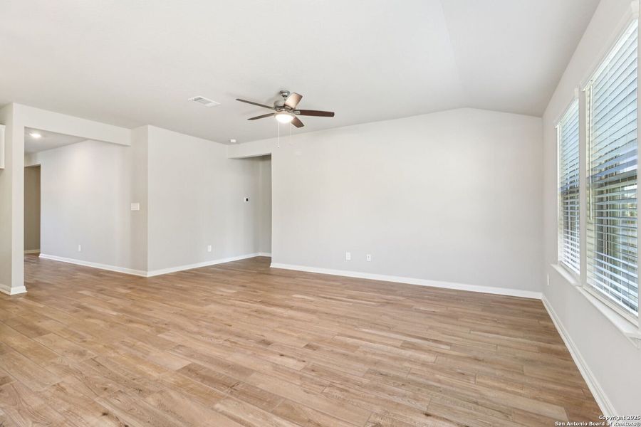 Spacious, unfurnished interior of a new home in Arcadia Ridge - Classic Series, San Antonio (Image 44).