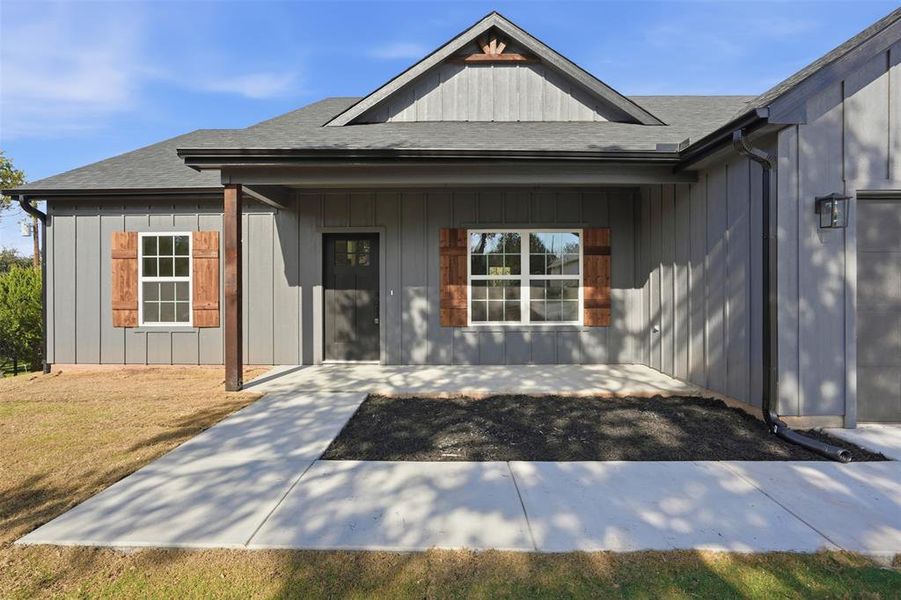 Exterior details and patio area of a home in , Granbury (Image 3).