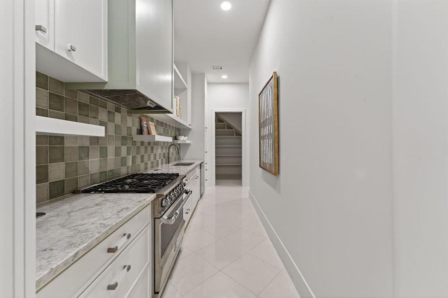 Furnished interior view inside a new home in , Dallas (Image 24).