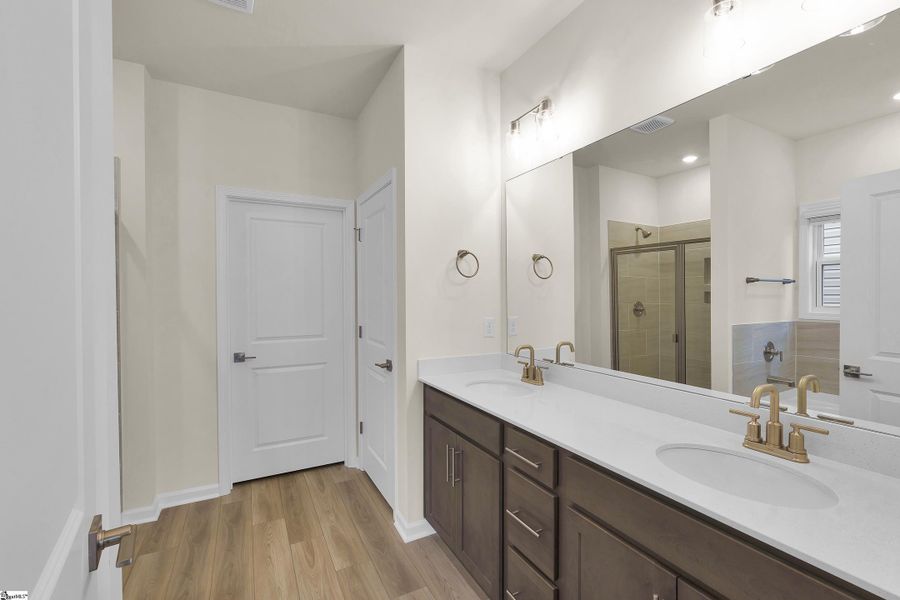 Furnished interior view inside a new home in Sedona, Greenville (Image 5).