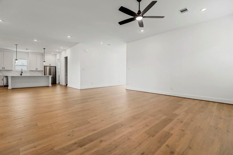 Spacious, unfurnished interior of a new home in Hallimore Ranch, Rosenberg (Image 17).