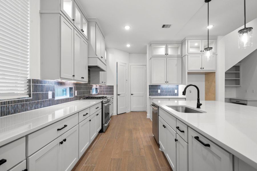 Furnished interior view inside a new home in Evergreen, Conroe (Image 12).