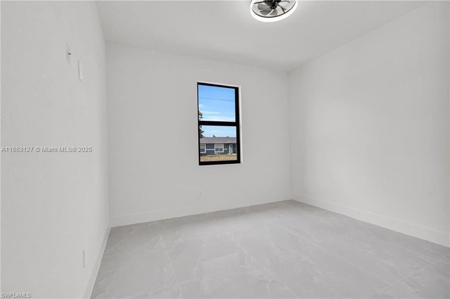 Spacious, unfurnished interior of a new home in , Lehigh Acres (Image 9).