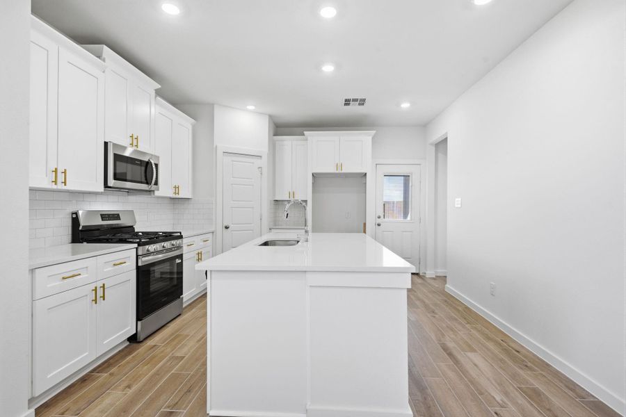 Furnished interior view inside a new home in , Iowa Colony (Image 14).