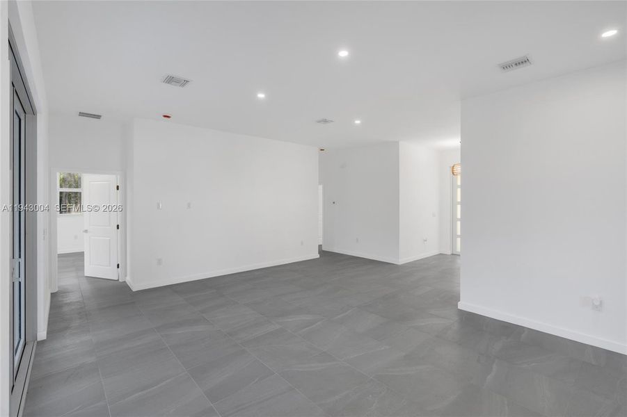 Spacious, unfurnished interior of a new home in , Lehigh Acres (Image 31).