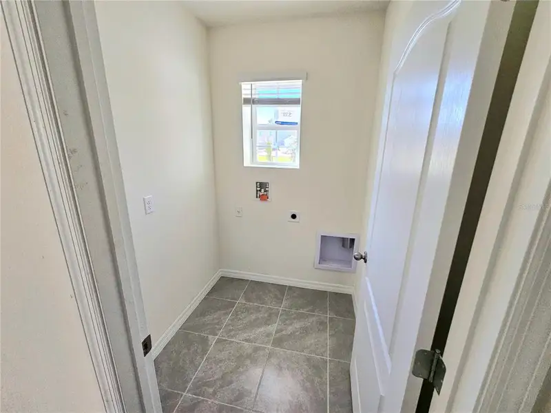 Spacious, unfurnished interior of a new home in Charles Cove Express, Davenport (Image 10).