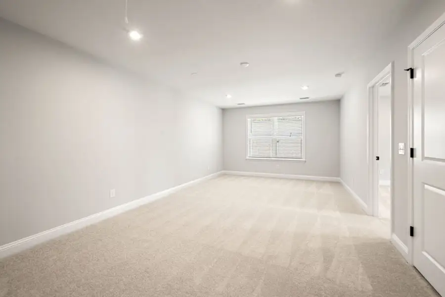 Spacious, unfurnished interior of a new home in Waterways, Richmond Hill (Image 43).