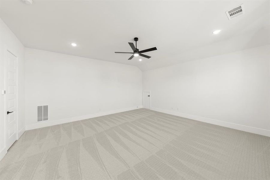 Spacious, unfurnished interior of a new home in Heath Golf and Yacht: Elegante' Series, Heath (Image 24).