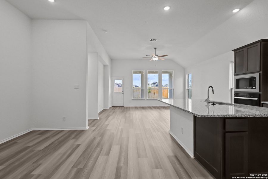 Spacious, unfurnished interior of a new home in Sunflower Ridge, New Braunfels (Image 17).
