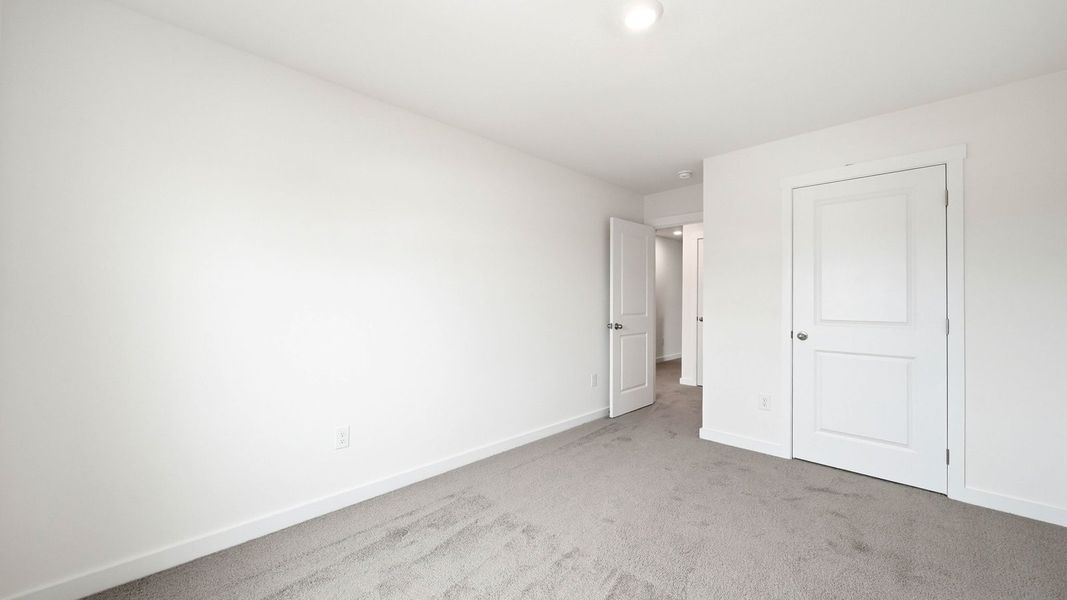 Spacious, unfurnished interior of a new home in Oak Hill, Vonore (Image 24).