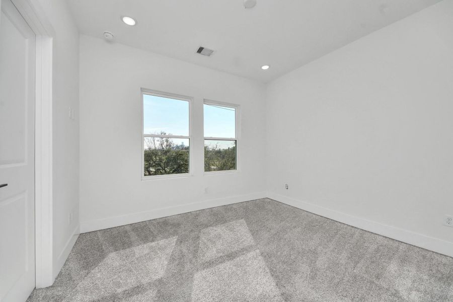 Spacious, unfurnished interior of a new home in , Houston (Image 31).