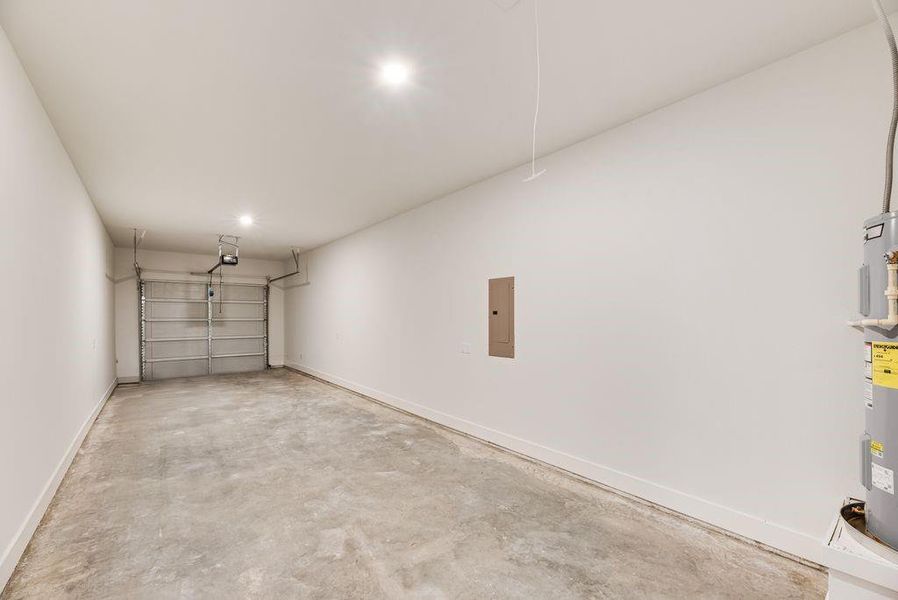 Spacious, unfurnished interior of a new home in , Dallas (Image 14).