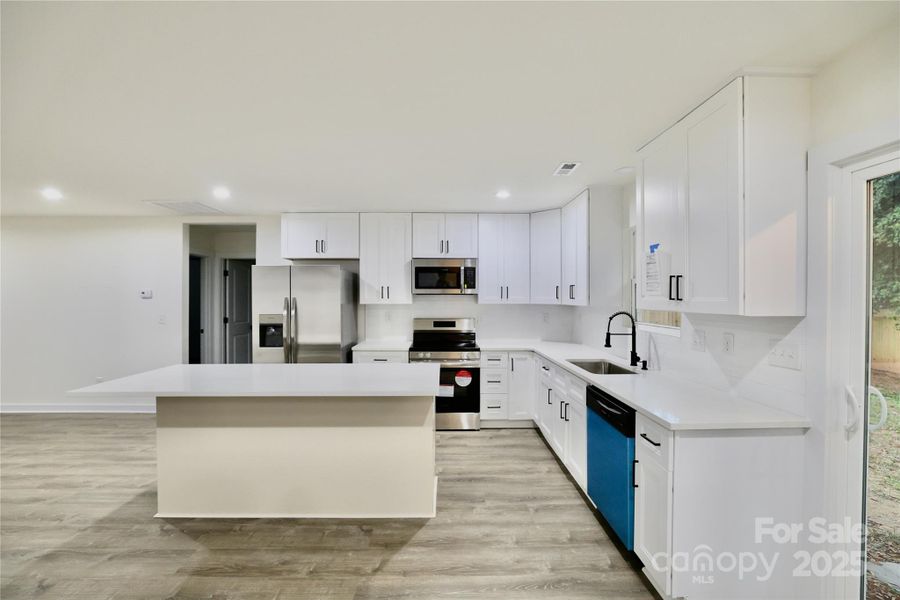 Kitchen w/ appliances INCLUDED Kitchen w/ appliances INCLUDED