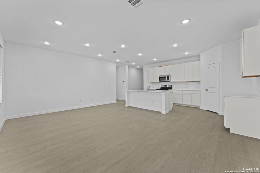 Spacious, unfurnished interior of a new home in Voss Farms, New Braunfels (Image 25).