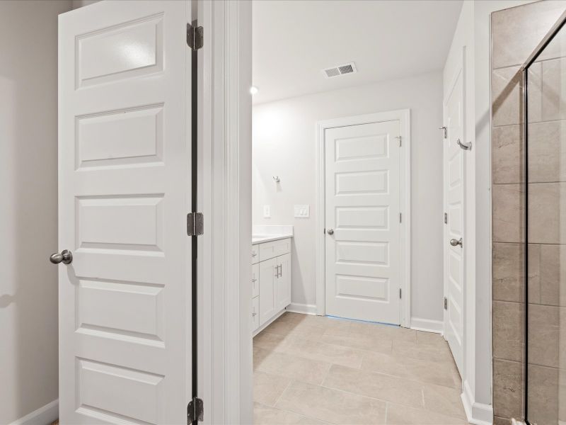 Spacious, unfurnished interior of a new home in Creek Ridge - Heritage Collection, Spartanburg (Image 13).