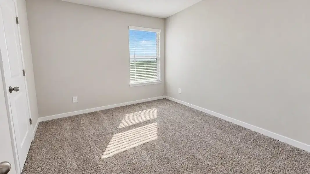 Spacious, unfurnished interior of a new home in Fisher's Cove, Aransas Pass (Image 9).