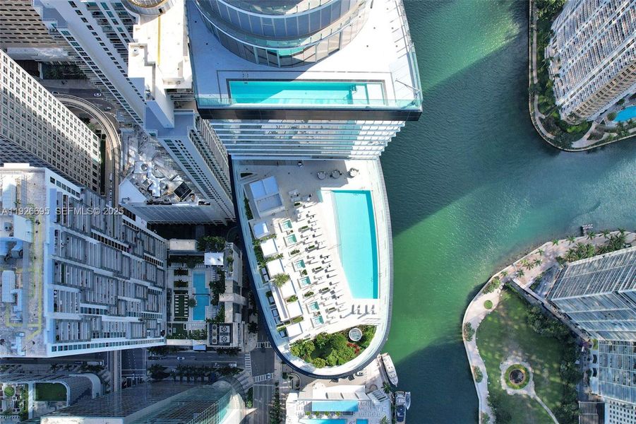 Condo located in Miami, FL showcasing its design and architecture (Image 30).