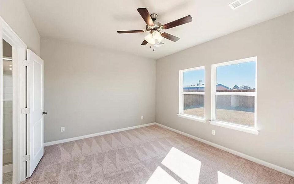 Spacious, unfurnished interior of a new home in Perkinsville, Chino Valley (Image 17).