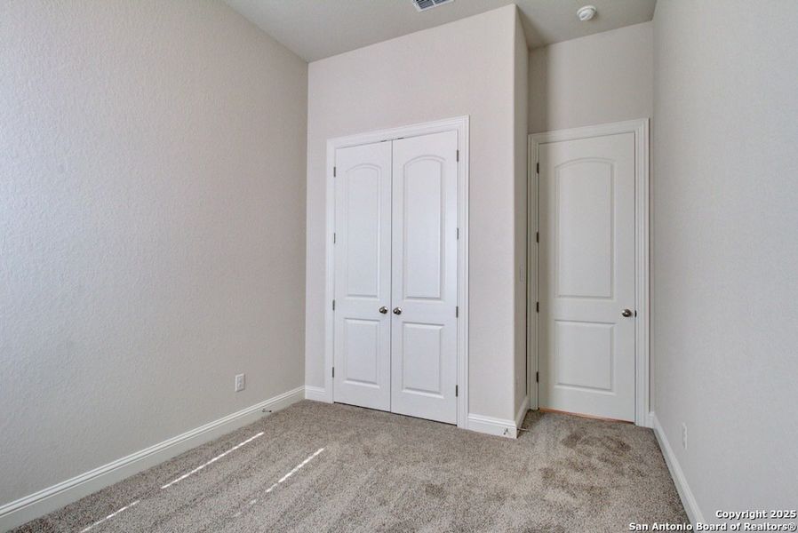 Spacious, unfurnished interior of a new home in Veramendi, New Braunfels (Image 11).
