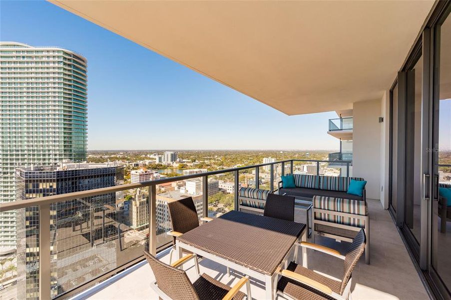 Condo located in St. Petersburg, FL showcasing its design and architecture (Image 28).