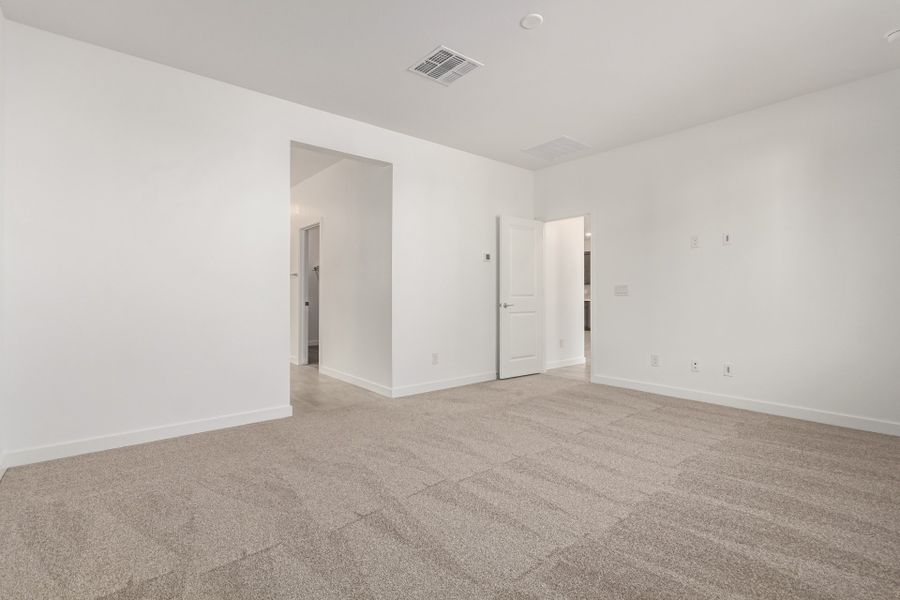 Spacious, unfurnished interior of a new home in Wildera, San Tan Valley (Image 10).