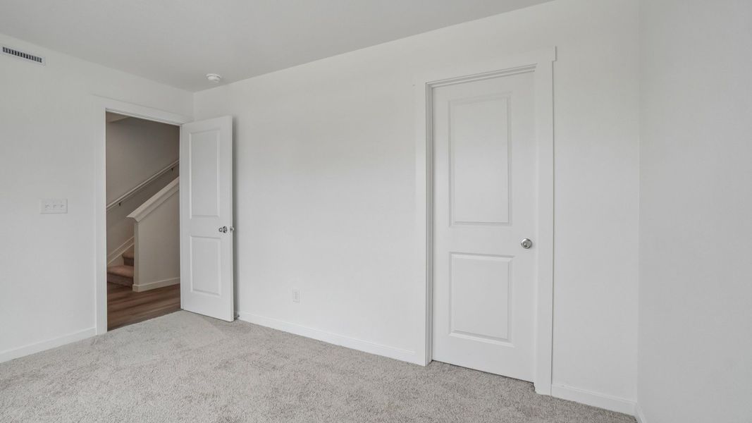 Secondary bedroom with closet and quality finishes. Secondary bedroom with closet and quality finishes.