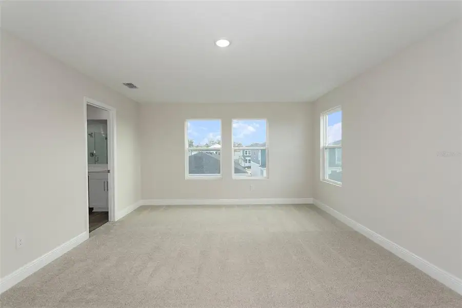 Spacious, unfurnished interior of a new home in Pasadena Woods, Dade City (Image 16).