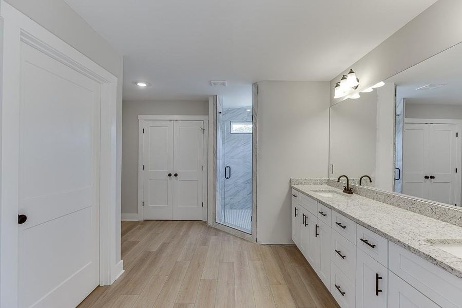 Furnished interior view inside a new home in , Hartwell (Image 4).