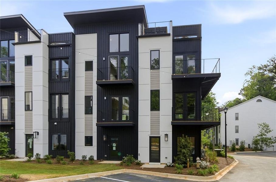 Condo located in Atlanta, GA showcasing its design and architecture (Image 4).