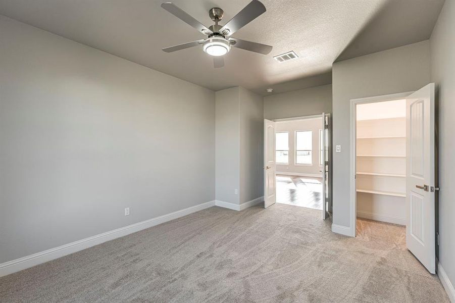 closet can be converted in bonus room for hanging