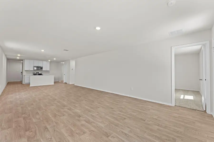 Spacious, unfurnished interior of a new home in Ladera, Luling (Image 11).