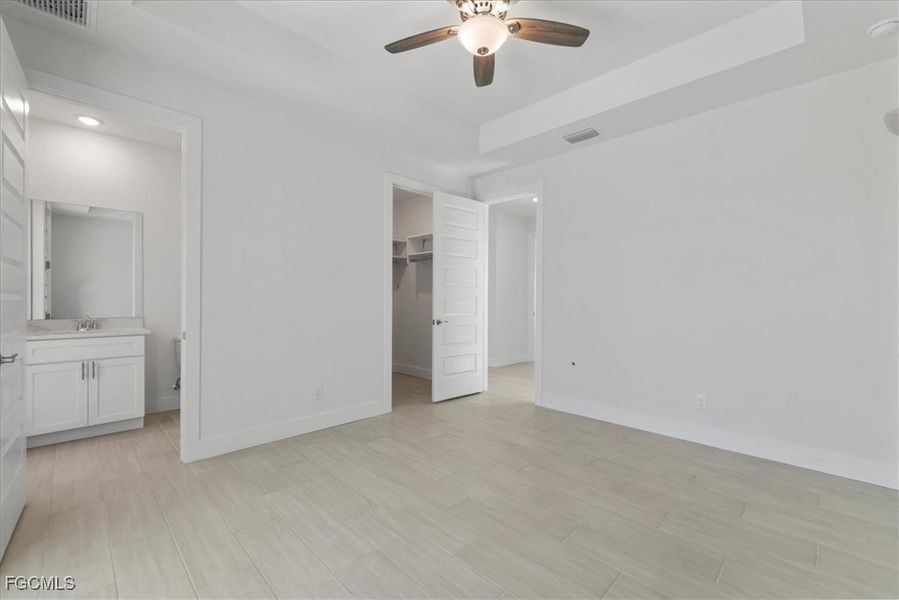 Spacious, unfurnished interior of a new home in Cape Coral, Cape Coral (Image 39).