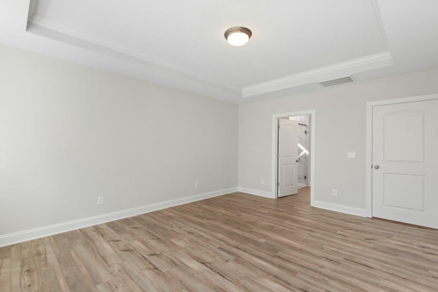 Spacious, unfurnished interior of a new home in Wexford, Elon (Image 29).