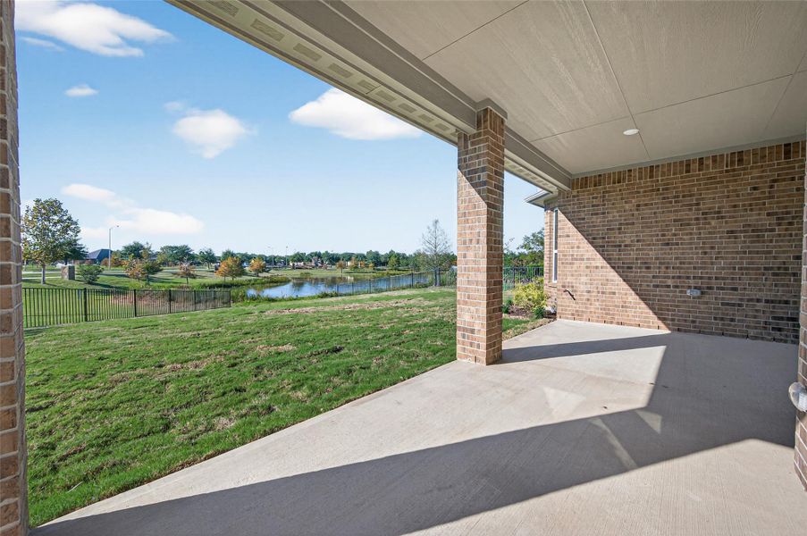 Exterior details and patio area of a home in 55+ Bonterra at Cross Creek Ranch 50s, Fulshear (Image 12).
