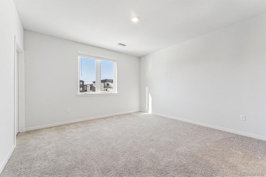 Spacious, unfurnished interior of a new home in Grand Vue at Interlocken, Broomfield (Image 13).