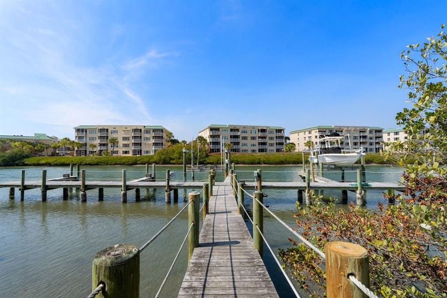 Condo located in New Smyrna Beach, FL showcasing its design and architecture (Image 5).