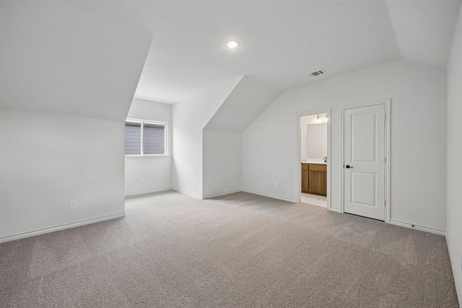 Spacious, unfurnished interior of a new home in Country Lakes, Denton (Image 11).