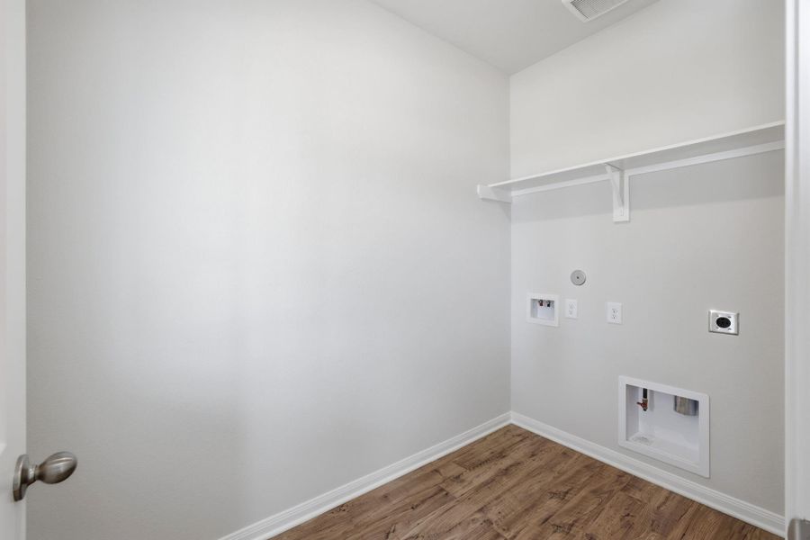 Spacious, unfurnished interior of a new home in Sweetwater Ridge, Conroe (Image 15).