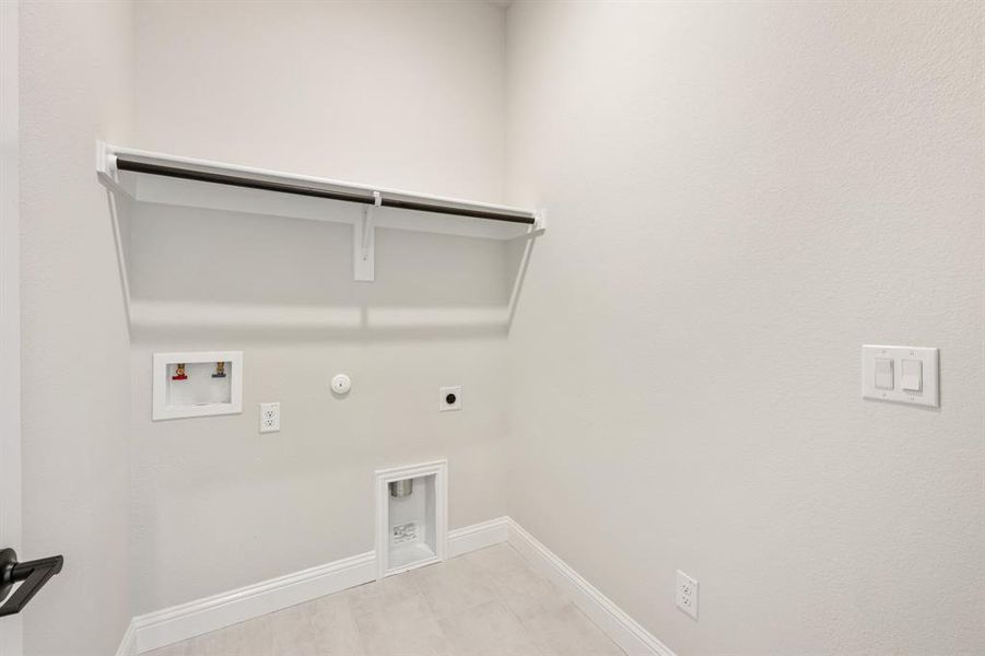 Spacious, unfurnished interior of a new home in The Retreat at North Grove 60, Waxahachie (Image 26). Spacious, unfurnished interior of a new home in The Retreat at North Grove 60, Waxahachie (Image 26).