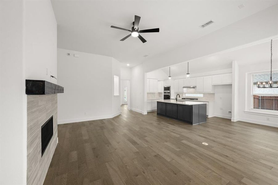 Spacious, unfurnished interior of a new home in Llano Springs, Fort Worth (Image 19).