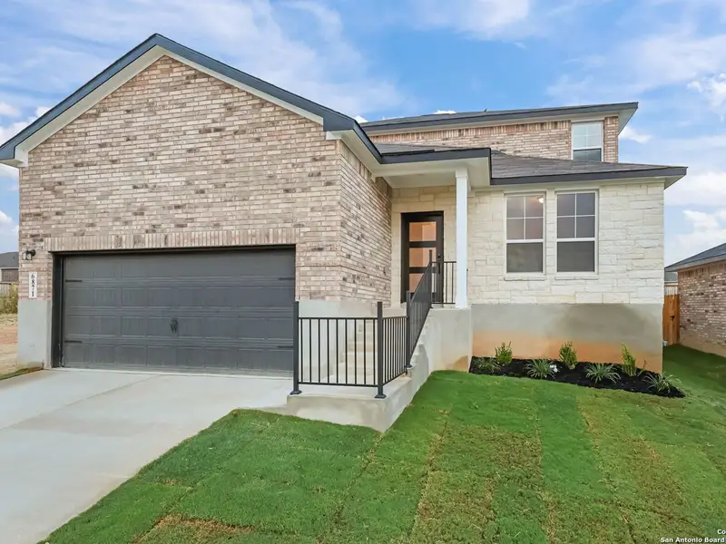 Exterior details and patio area of a home in Comanche Ridge, San Antonio (Image 2).