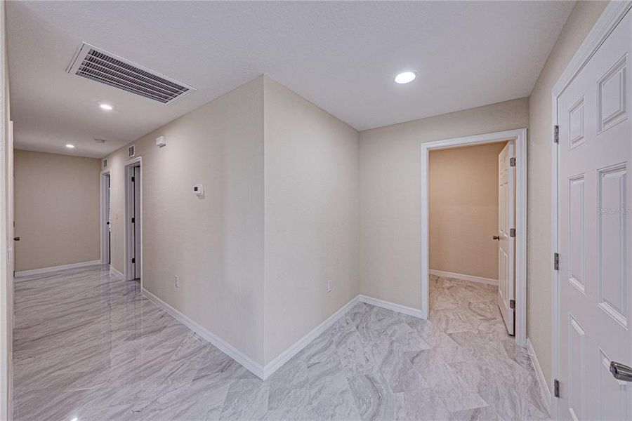 Spacious, unfurnished interior of a new home in , Bartow (Image 15).