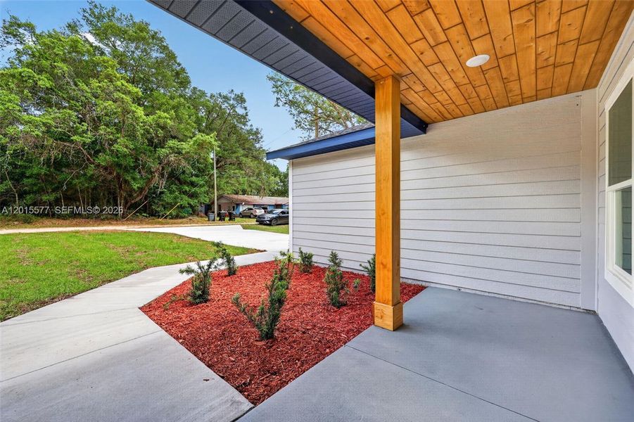 Exterior details and patio area of a home in , Dunnellon (Image 4).