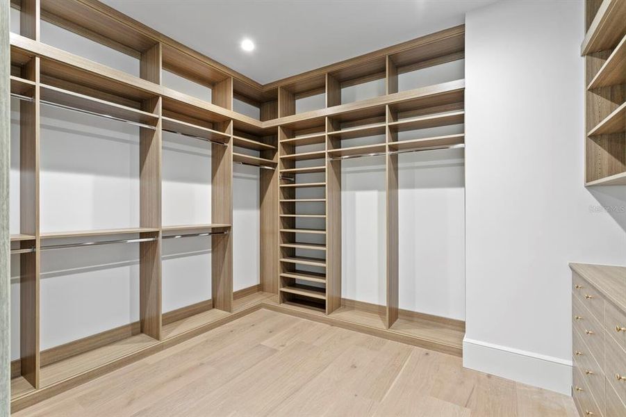 Spacious, unfurnished interior of a new home in , Tampa (Image 24).