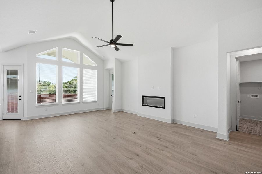 Spacious, unfurnished interior of a new home in Stillwater Ranch, San Antonio (Image 28).