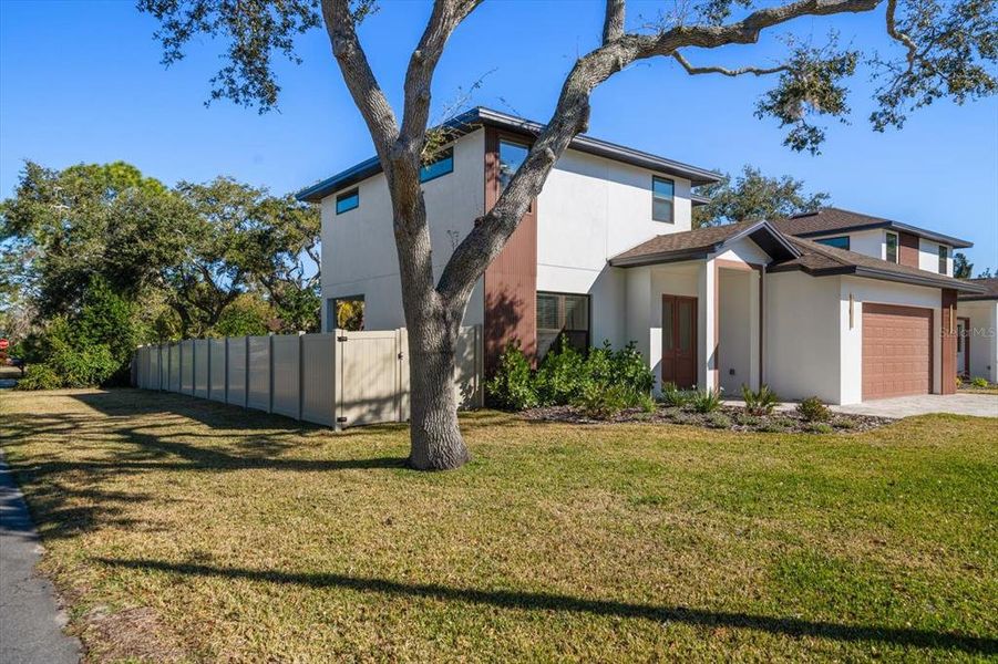 Exterior details and patio area of a home in , Largo (Image 33).